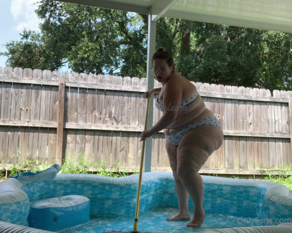 Hourglassleigh aka hourglassleigh OnlyFans - Just Me Cleaning The Pool on a Hot Day Jamming to some Tunes Enjoy !!!!