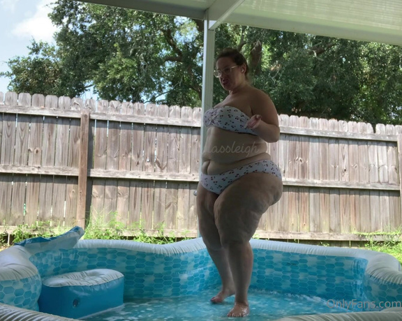 Hourglassleigh aka hourglassleigh OnlyFans - Just Me Cleaning The Pool on a Hot Day Jamming to some Tunes Enjoy !!!!