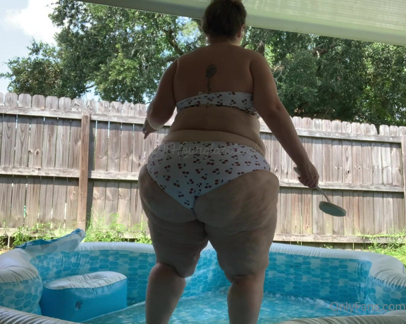 Hourglassleigh aka hourglassleigh OnlyFans - Just Me Cleaning The Pool on a Hot Day Jamming to some Tunes Enjoy !!!!