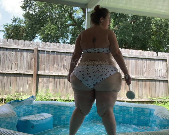 Hourglassleigh aka hourglassleigh OnlyFans - Just Me Cleaning The Pool on a Hot Day Jamming to some Tunes Enjoy !!!!