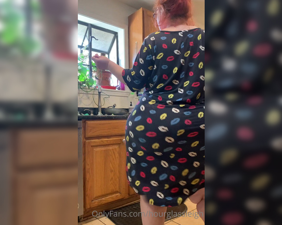 Hourglassleigh aka hourglassleigh OnlyFans - As promised Sorry for the Wait Enjoy some kitchen time, sound