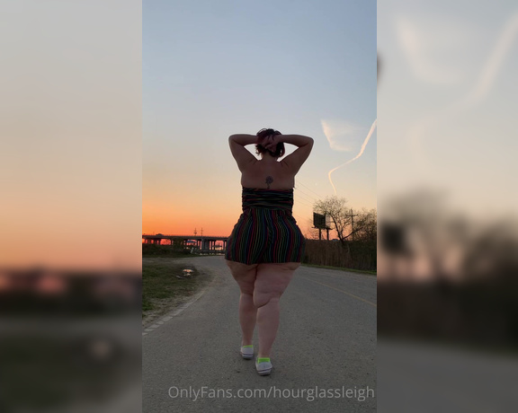 Hourglassleigh aka hourglassleigh OnlyFans - Strolling in stripes at sunset