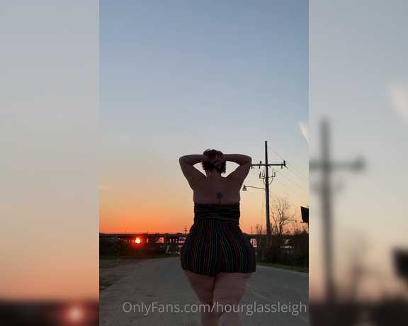 Hourglassleigh aka hourglassleigh OnlyFans - Strolling in stripes at sunset
