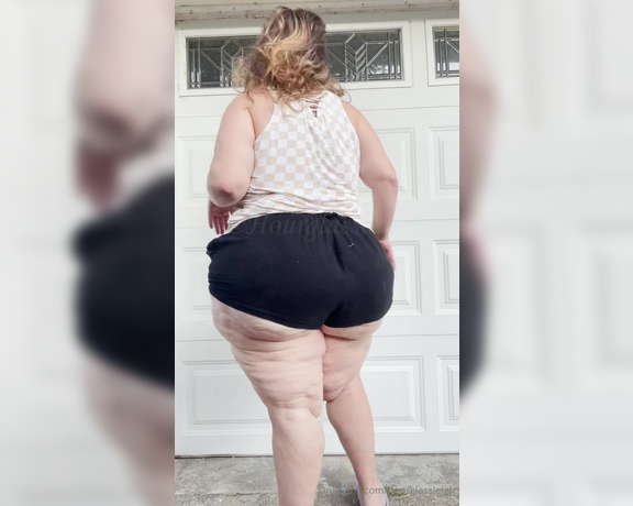 Hourglassleigh aka hourglassleigh OnlyFans - Hello Neighbor…could you imagine sharing the block with me Here’s something for your imagination Thank