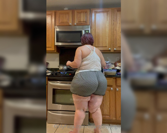 Hourglassleigh aka hourglassleigh OnlyFans - You know mama be cookin’!