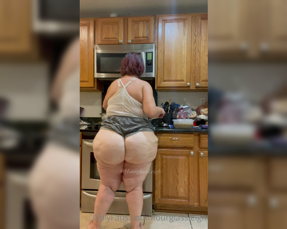 Hourglassleigh aka hourglassleigh OnlyFans - You know mama be cookin’!