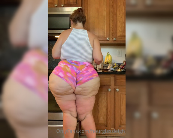 Hourglassleigh aka hourglassleigh OnlyFans - Back in the Kitchen cooking up some clapping for ya fa  Yes there are moments
