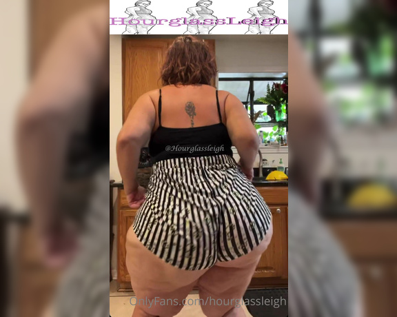 Hourglassleigh aka hourglassleigh OnlyFans - Sothese striped shorts remind me of Beetlejuice, one thing led to another for yall to enjoy