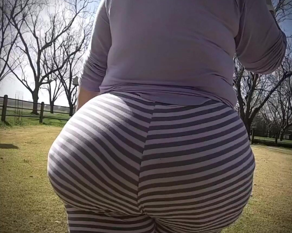 Hourglassleigh aka hourglassleigh OnlyFans - A short stroll in my striped PJs I’d love a walk naked AND sans children, but