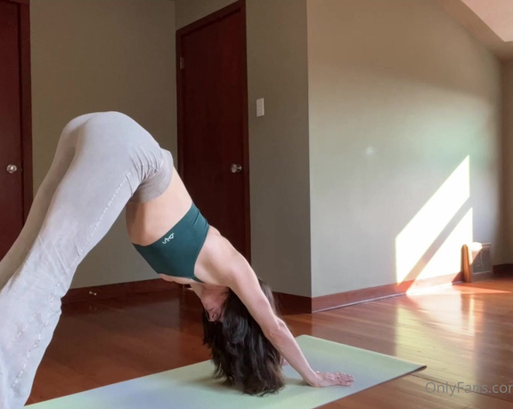 SkyHighSierra aka skyhighsierra OnlyFans - Sensual morning yoga for you watch til the end where I realize that the neighbours had