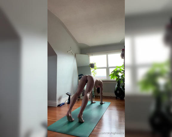 SkyHighSierra aka skyhighsierra OnlyFans - Peaceful naked yoga flow