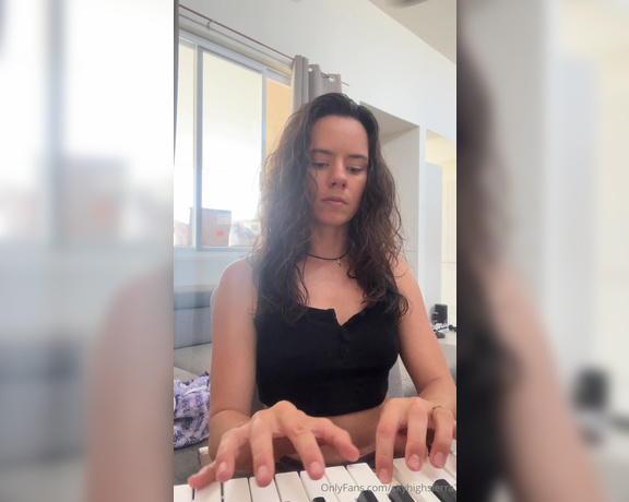 SkyHighSierra aka skyhighsierra OnlyFans - Piano practice I’ve been laying super low because I’m moving again, also working