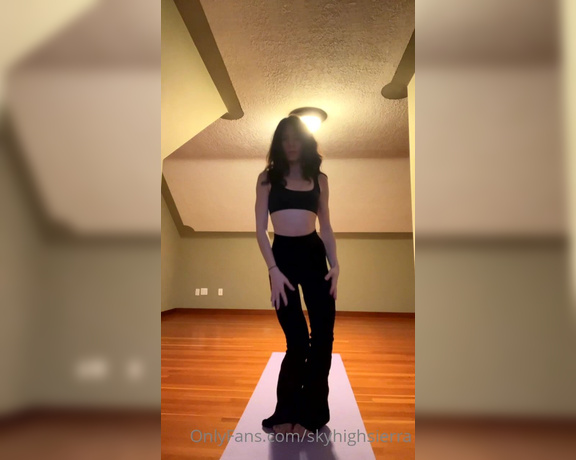 SkyHighSierra aka skyhighsierra OnlyFans - Yoga time