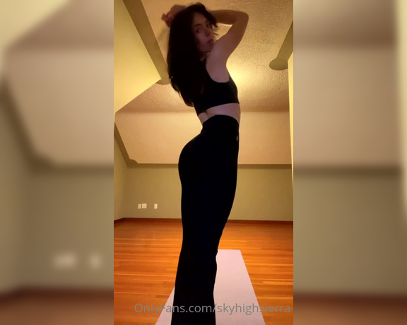 SkyHighSierra aka skyhighsierra OnlyFans - Yoga time