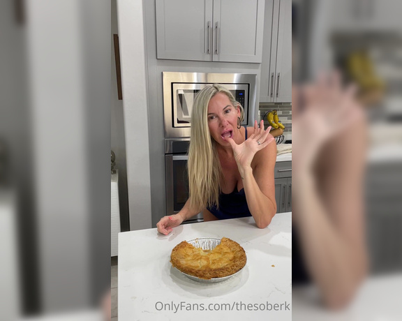 Kelly Stark aka thesoberk OnlyFans - Pie sitting!!!