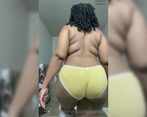 Realxoxo aka realxoxo OnlyFans - Yoga pants try on with panty lines  which had the best jiggle , request