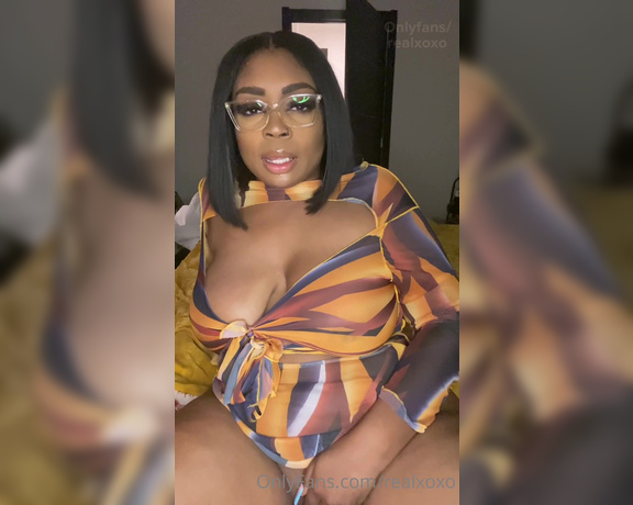 Realxoxo aka realxoxo OnlyFans - I love when you look at me  a predominately talking and slow moving sexy video