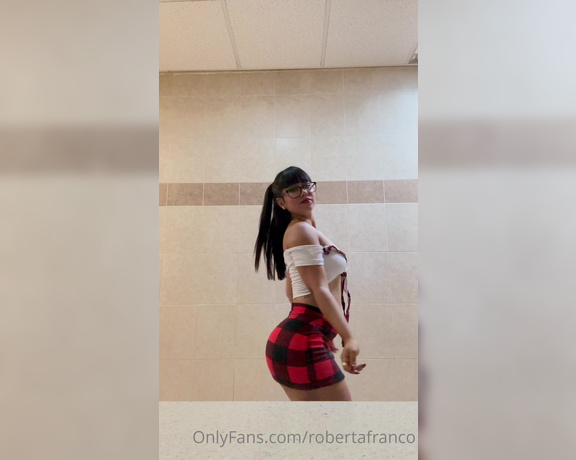 Roberta Franco aka robertafranco OnlyFans - Buenos das mis amores aqu les dejo un video donde casi me atrapan enseando las chiches