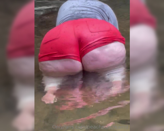 Snowangelcake aka snowangelcake OnlyFans - This water was COLD but I couldn’t help but show off my ass