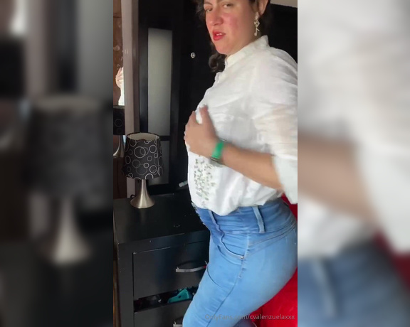 Claudia Valenzuela aka cvalenzuelaxxx OnlyFans - The electrician cant stand seeing my huge ass in jeans and ends up fucking me and