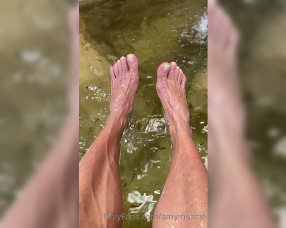 Amy Muscle aka amymuscle OnlyFans - These fish have a foot fetish lol