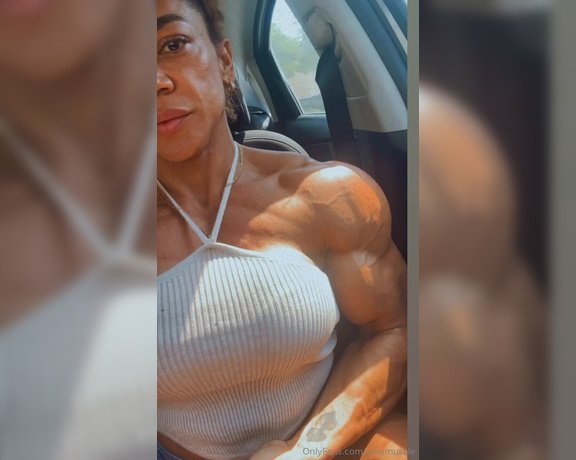Amy Muscle aka amymuscle OnlyFans - On the way to the mall… quick flex