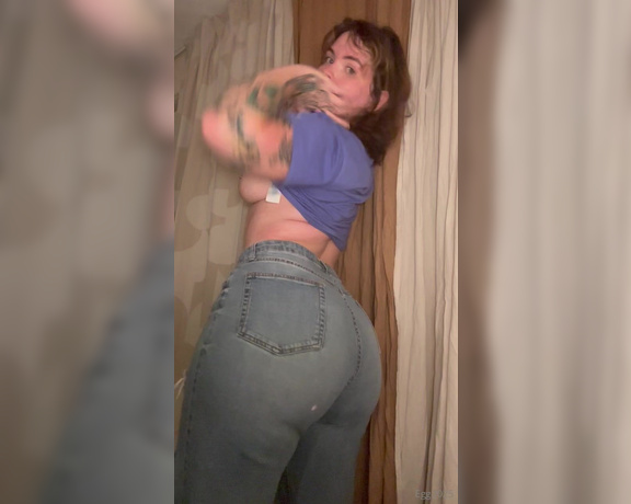 Egg2025 aka therealegg2025 OnlyFans - Mom jeans never fail