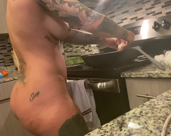 Isquat__ - Anyone else love cooking naked Qz (29.03.2021)