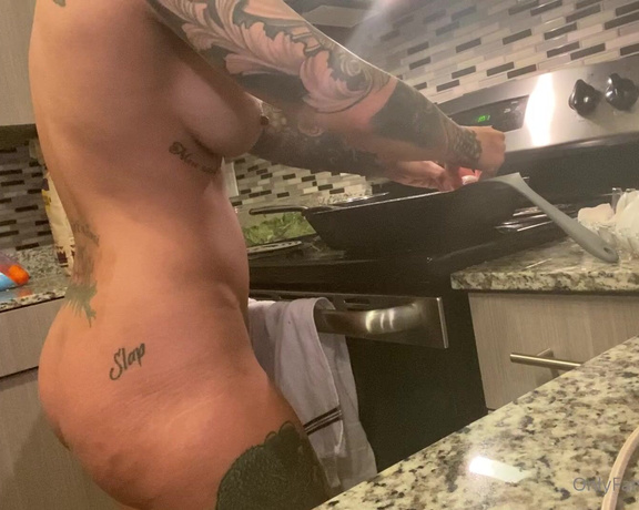 Isquat__ - Anyone else love cooking naked Qz (29.03.2021)