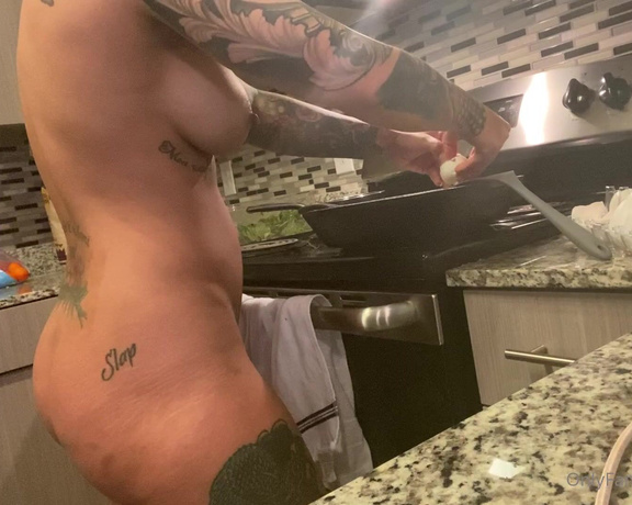 Isquat__ - Anyone else love cooking naked Qz (29.03.2021)