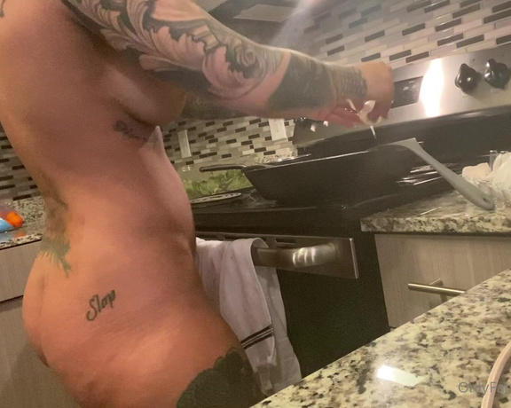 Isquat__ - Anyone else love cooking naked Qz (29.03.2021)