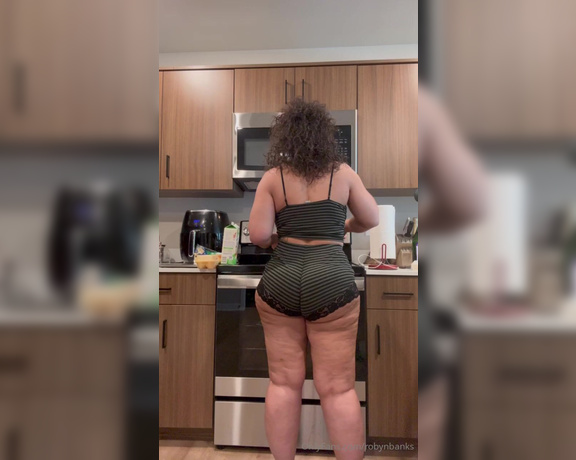 Robynbanks aka robynbanks OnlyFans - Making a lil breakfast… shaking a lil ass I’m just waiting to serve you your meal
