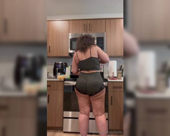 Robynbanks aka robynbanks OnlyFans - Making a lil breakfast… shaking a lil ass I’m just waiting to serve you your meal