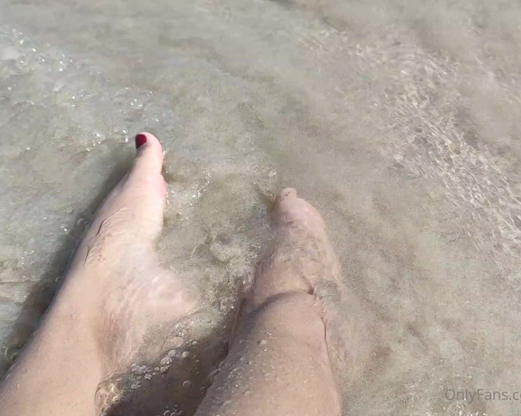 Katy18poca aka katy18poca OnlyFans - Play with me Look at my delicate little feet and guess my size If you