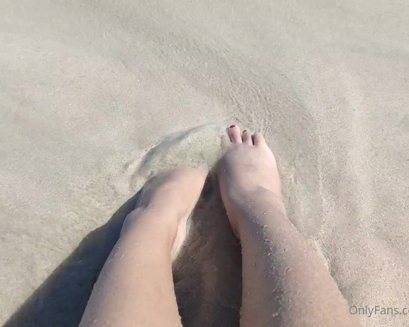 Katy18poca aka katy18poca OnlyFans - Play with me Look at my delicate little feet and guess my size If you