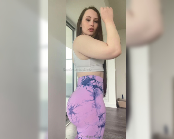 Thickfitsteph aka snowbunnysteph OnlyFans - Why are you staring