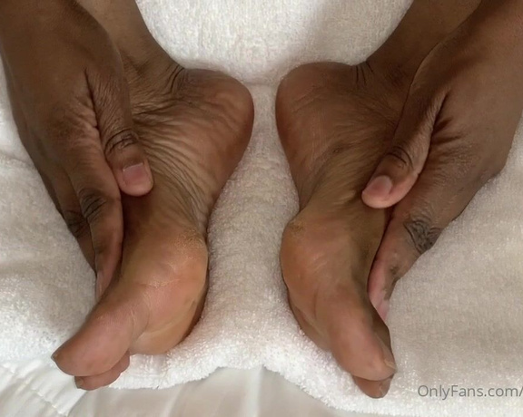 CaramelOnline aka caramelonline OnlyFans - Hey feet lovers this is for you!