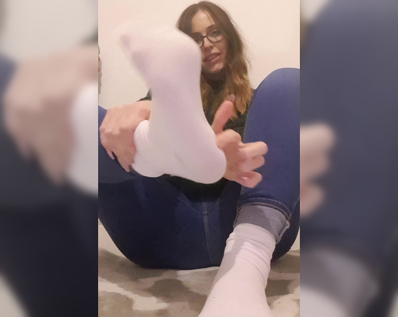 Jen Flix aka jenflix01 OnlyFans - Wank your cock over my socks and soles