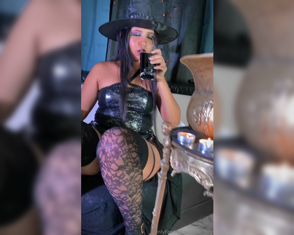 Tifanny Gutierrez aka tifannyofg OnlyFans - ESPECIAL DE HALLOWEEN PARTE 12 sola) Esta bruja cachonda cayo en su propia trampa,