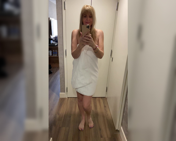 Velvet Skye aka velvetskye OnlyFans - Who doesn’t love mirrors