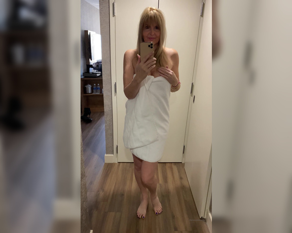 Velvet Skye aka velvetskye OnlyFans - Who doesn’t love mirrors