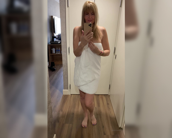 Velvet Skye aka velvetskye OnlyFans - Who doesn’t love mirrors