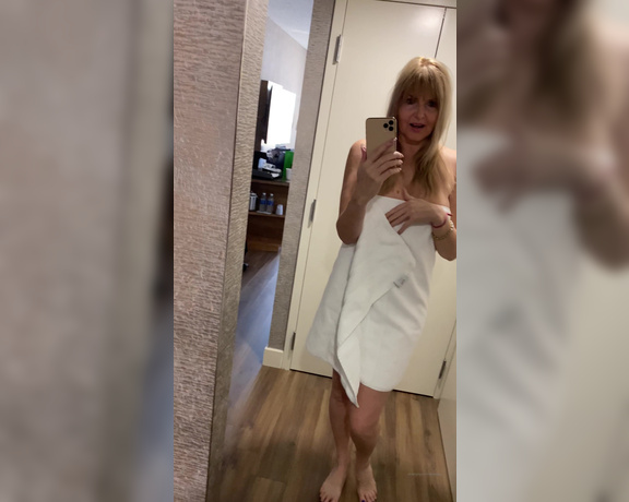 Velvet Skye aka velvetskye OnlyFans - Who doesn’t love mirrors