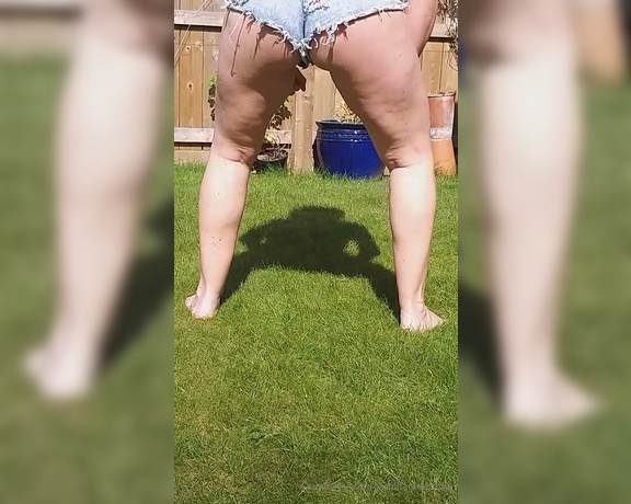 Camilla C aka camilla73 OnlyFans - Been having a go at squats in the garden