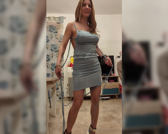 Giulia Leone aka giulialeone OnlyFans - C un problema per con questo vestito, questi lacci lunghissimi che non so dove mettere