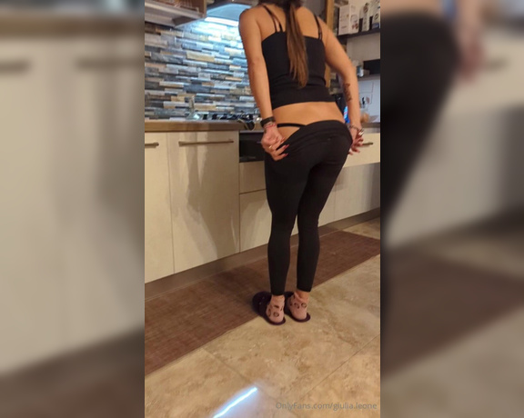 Giulia Leone aka giulialeone OnlyFans - Giulia ha finito di fare palestra ora lava i piatti sempre bello averla per casa,