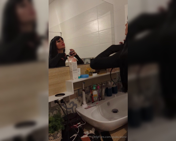 Giulia Leone aka giulialeone OnlyFans - Ultimi preparativi per uscire con la babysitter in casa, secondo voi che cosa pensa vedendomi uscire