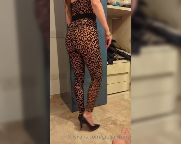 Giulia Leone aka giulialeone OnlyFans - Io che mentre provo la tuta leopardata che non sono affatto convinta che mi stia bene