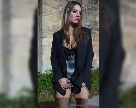 Giulia Leone aka giulialeone OnlyFans - Bello comodo al calduccio lui E io in strada come le puttane Buona serata