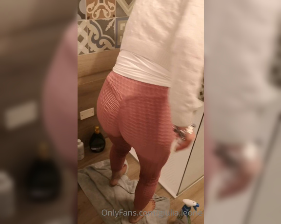 Giulia Leone aka giulialeone OnlyFans - Mio marito vorrebbe che io metta questi pantaloni quando usciremo venerd sera, ovviamente con i tacchi